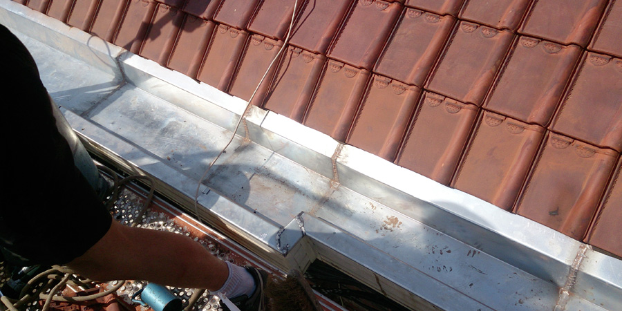 Reparation cheneau en zinc - Revêtements modernes du toit
